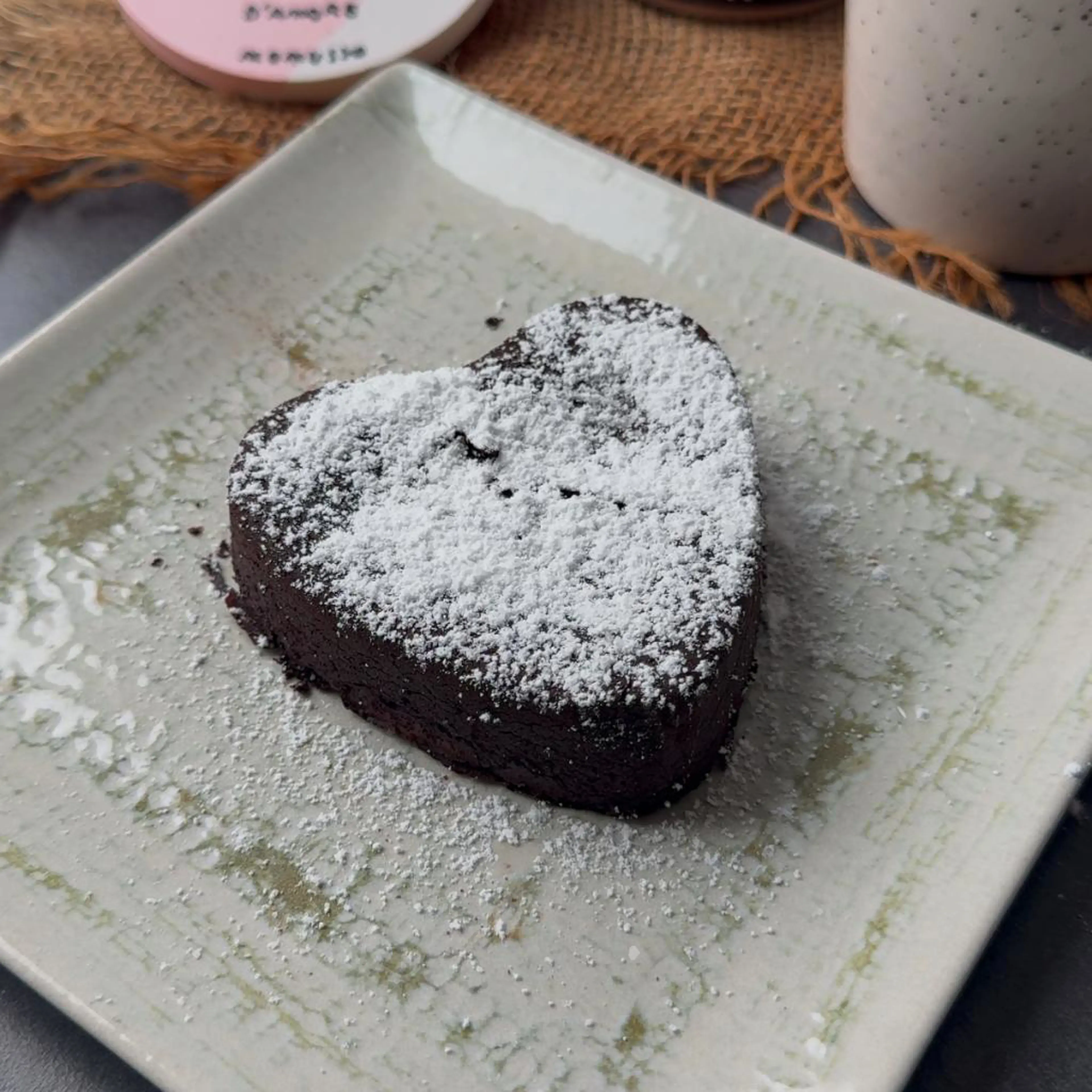 Bolo com coração cremoso vegano, sem glúten e sem lactose!