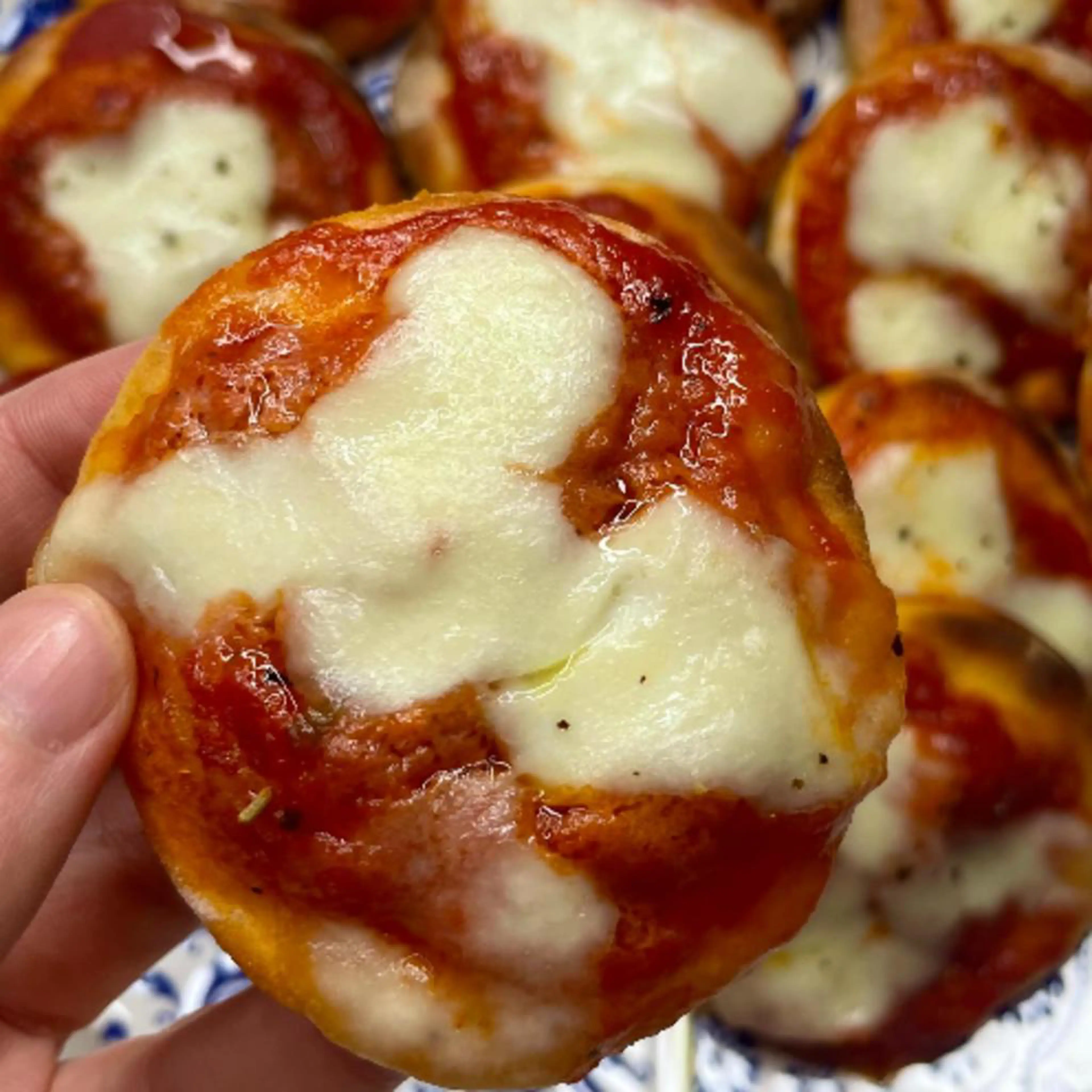 Oven-baked yogurt mini pizzas