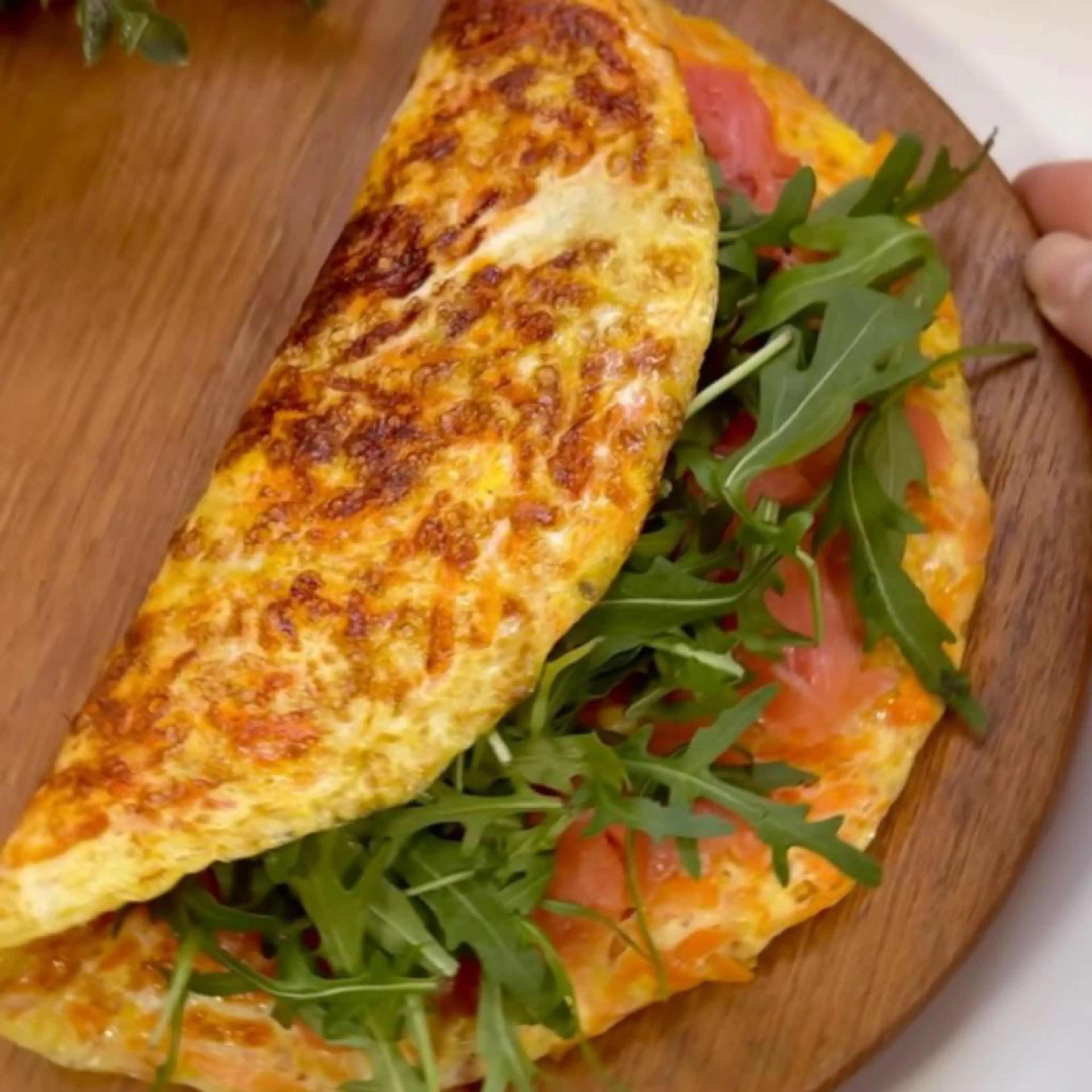 Carrot frittata with salmon and arugula