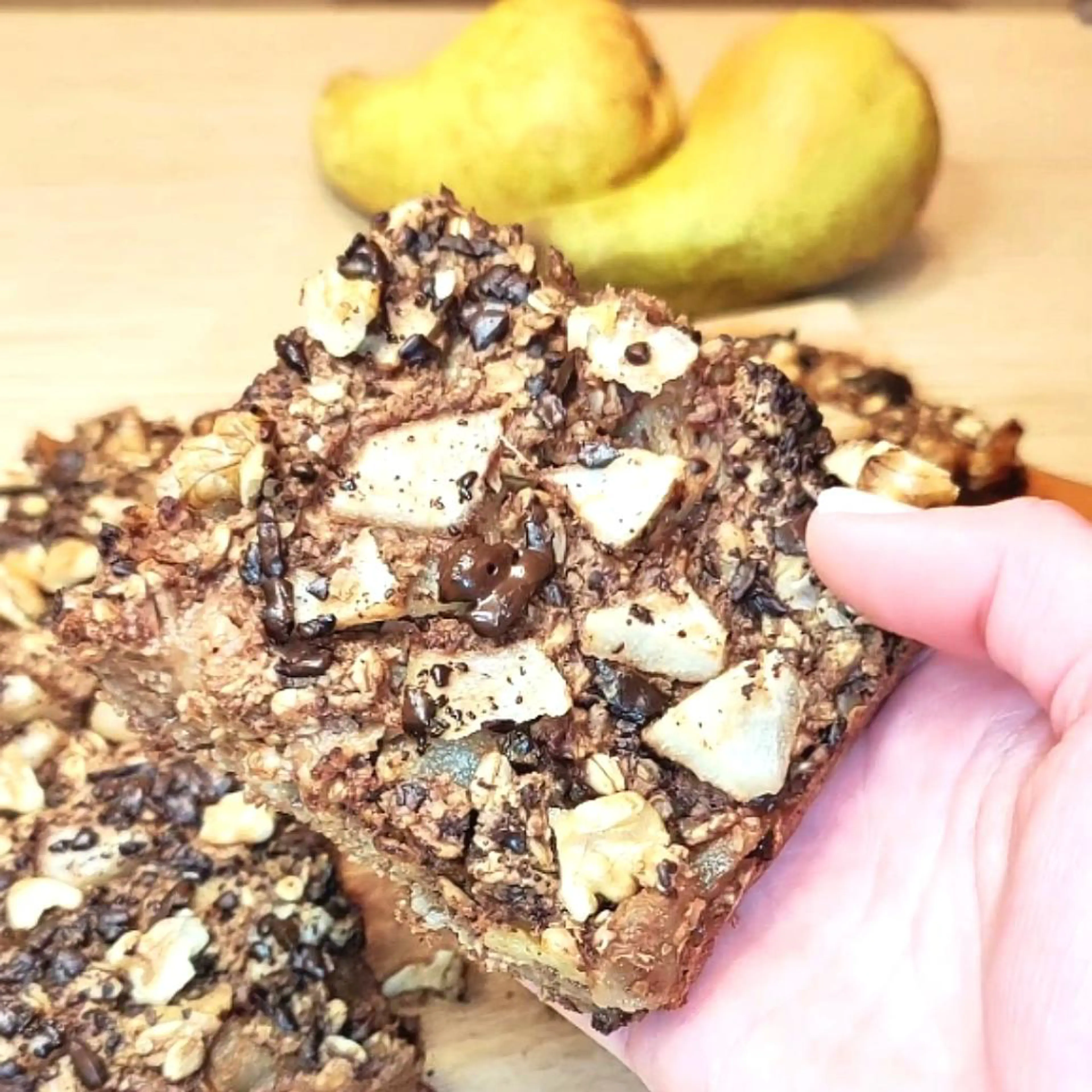 Gebackener Porridge mit Birne, Walnüssen und Schokolade