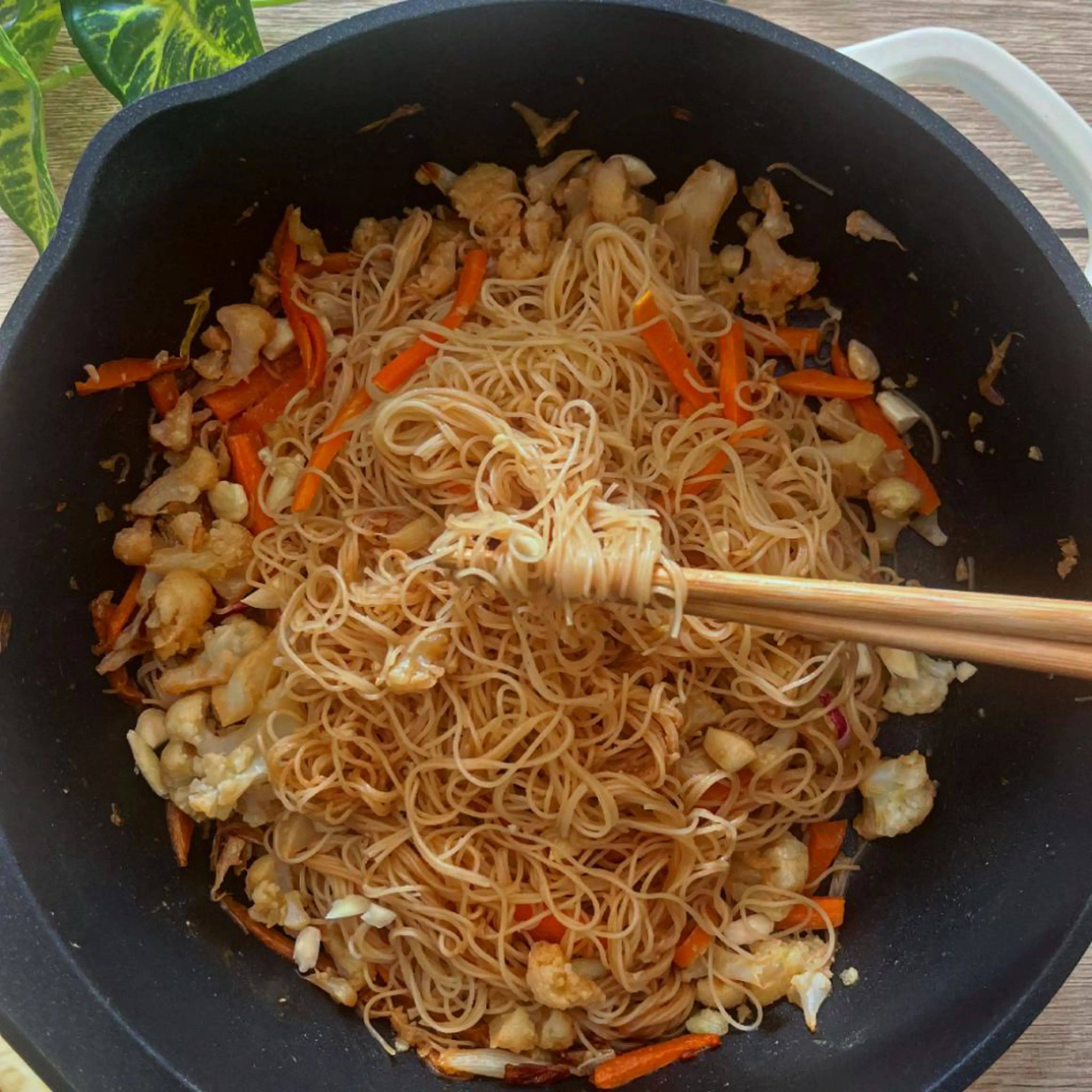 Nudeln mit Gemüse und Erdnussbutter-Sauce