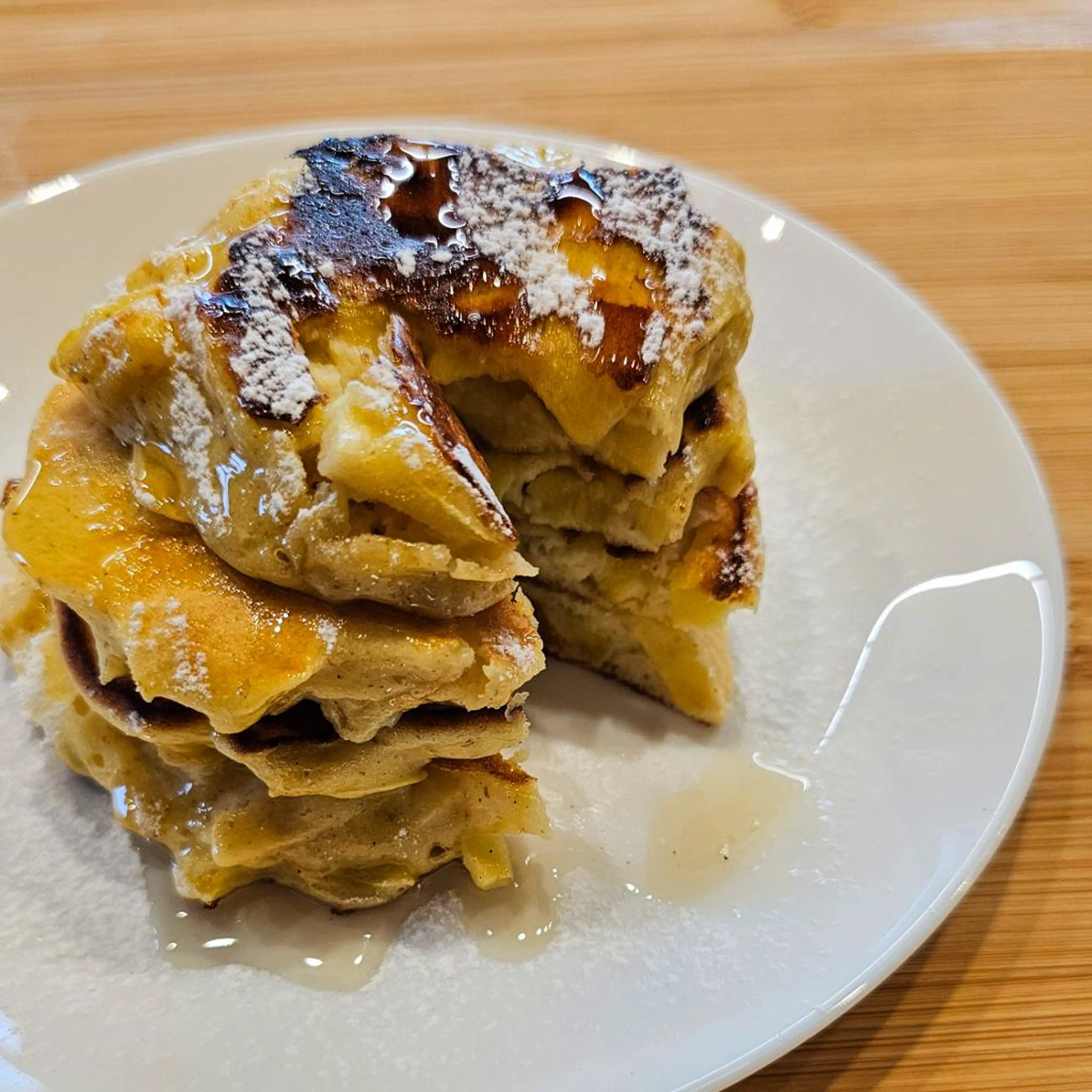 Gluten-free, milk-free and sugar-free apple pancakes