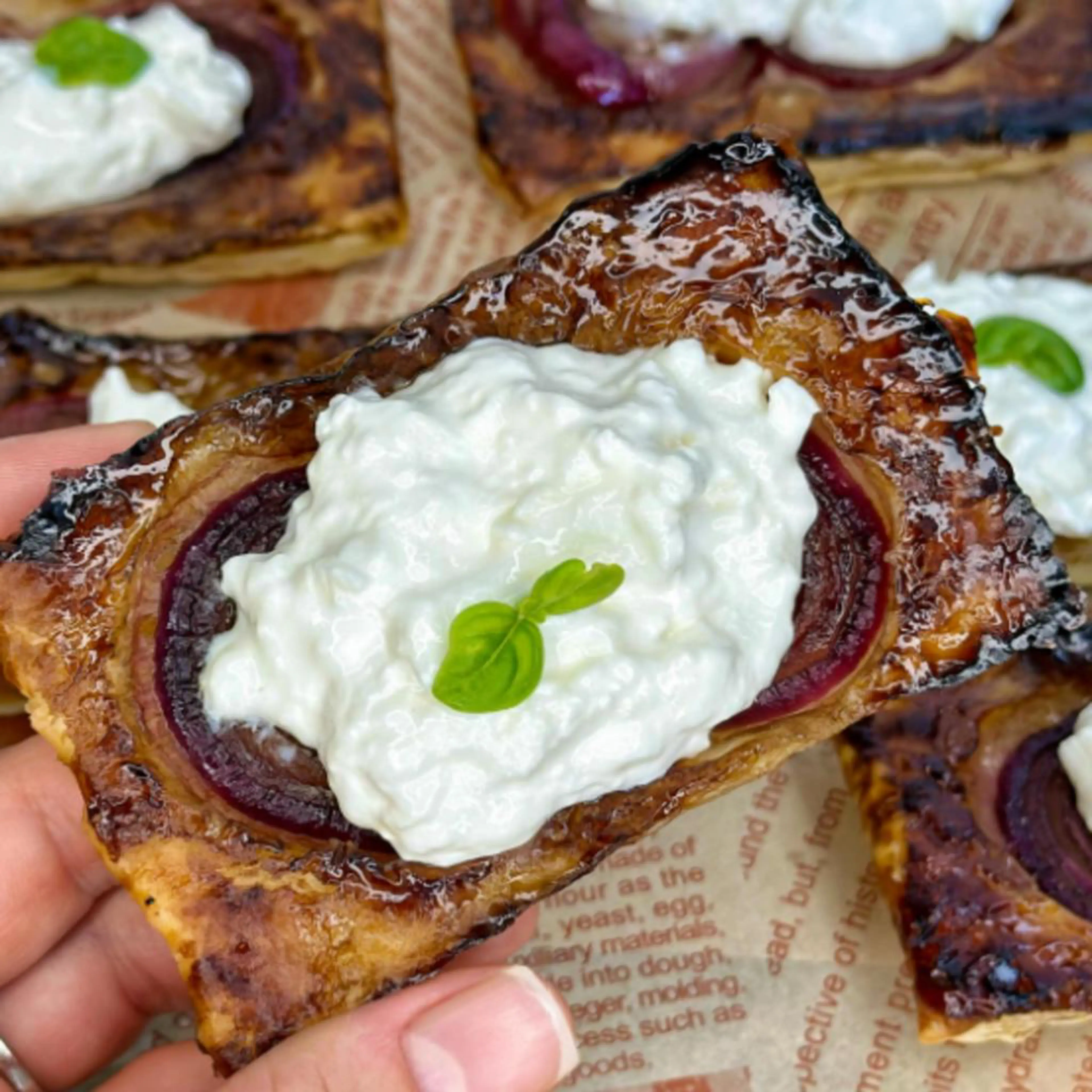 Mini tarte tatin aux oignons caramélisés et stracciatella