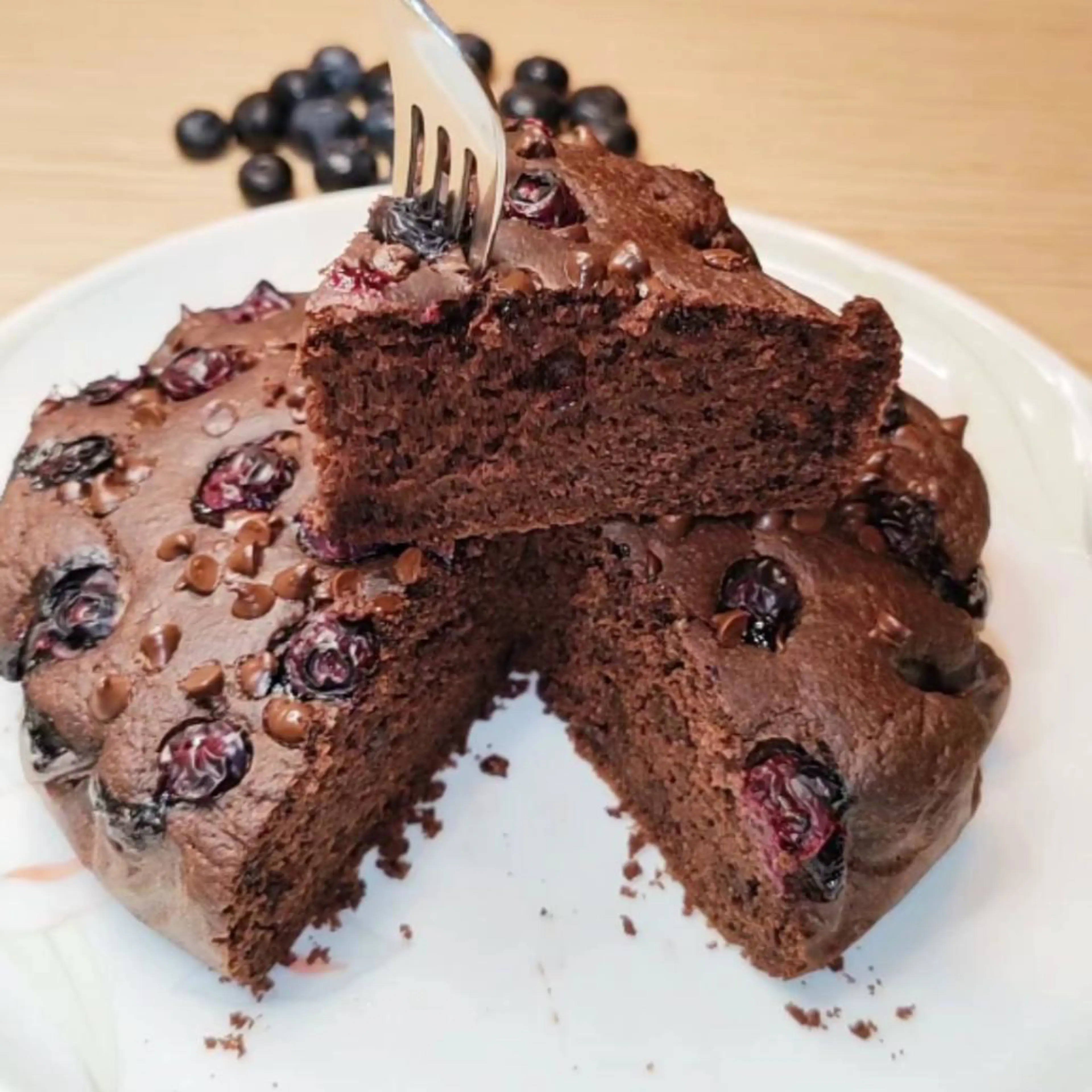 Blueberry and chocolate sugar-free cake