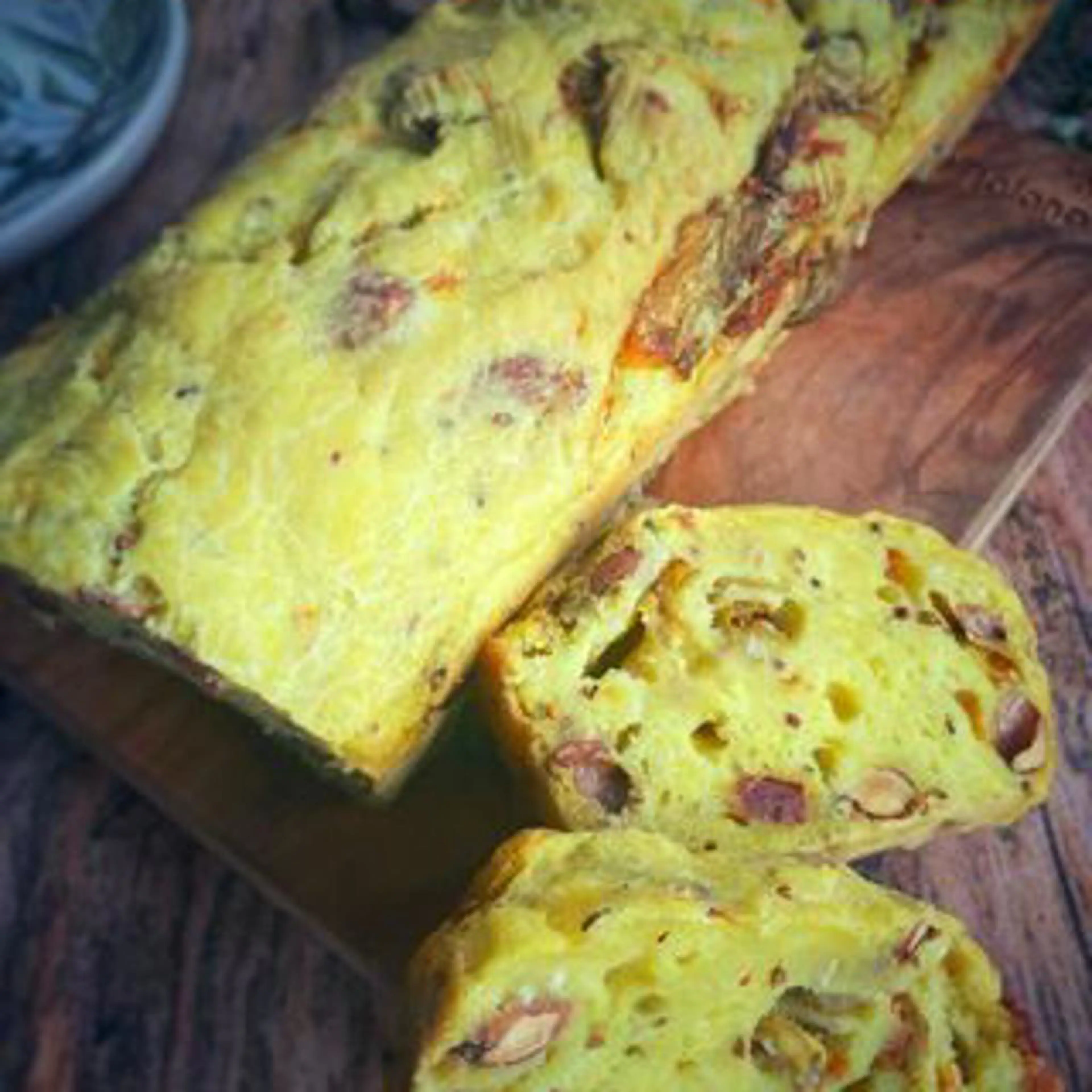 Pão sem glúten com flores de courgette e amêndoas