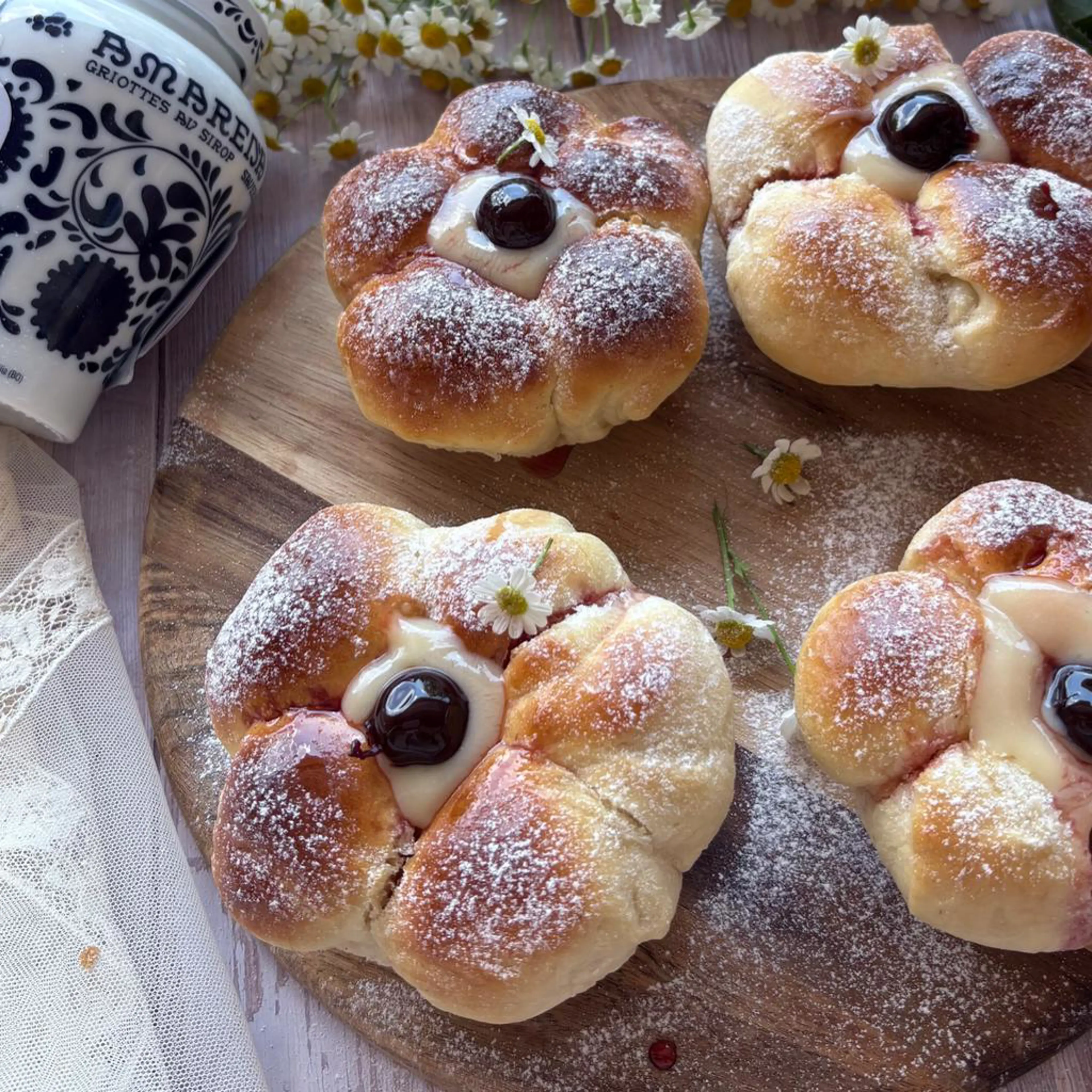Pan brioche flowers with cream and sour cherries