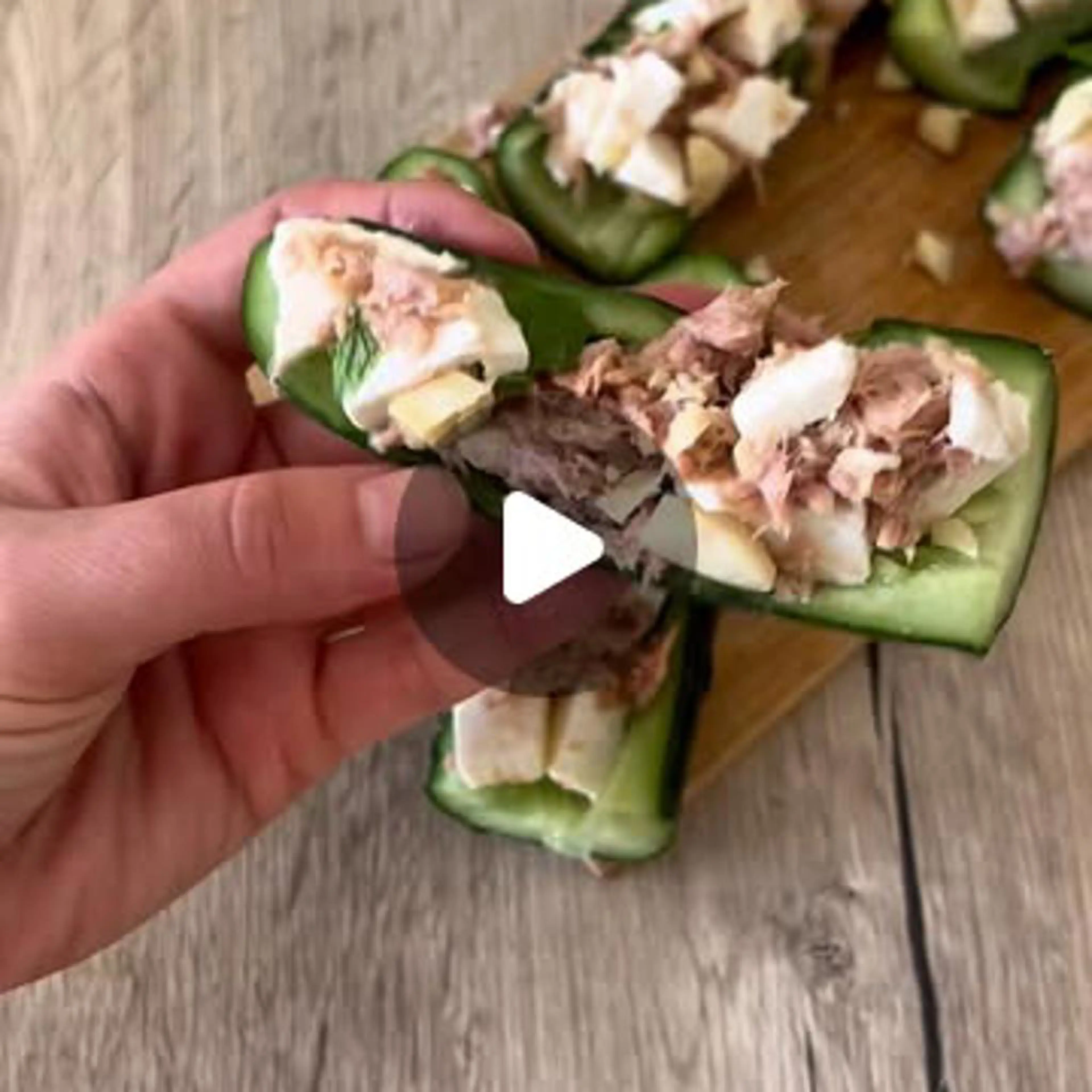 Bateaux de concombre farcis au primo sale, au thon et à la menthe