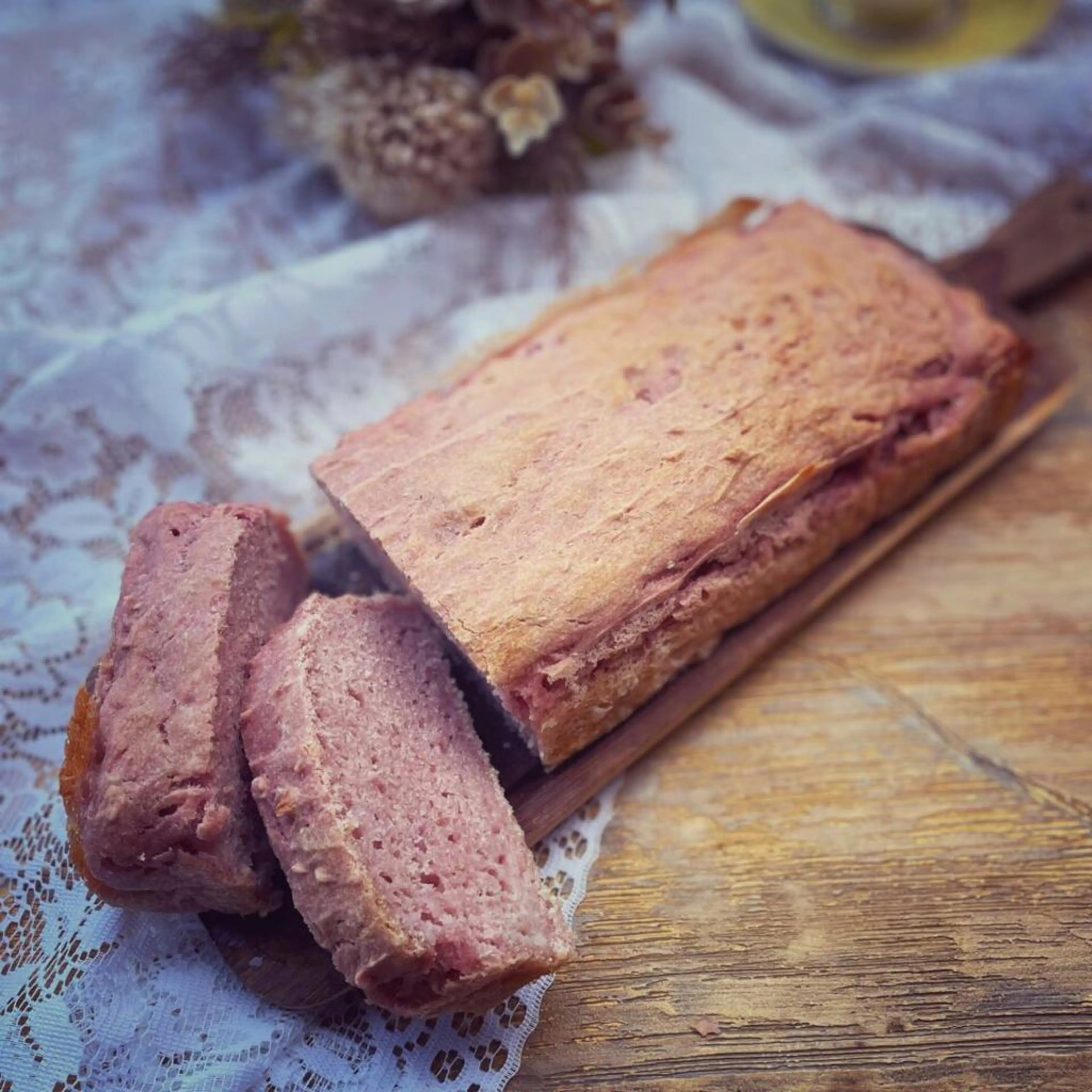 Pão de forma sem glúten com coulis de framboesa