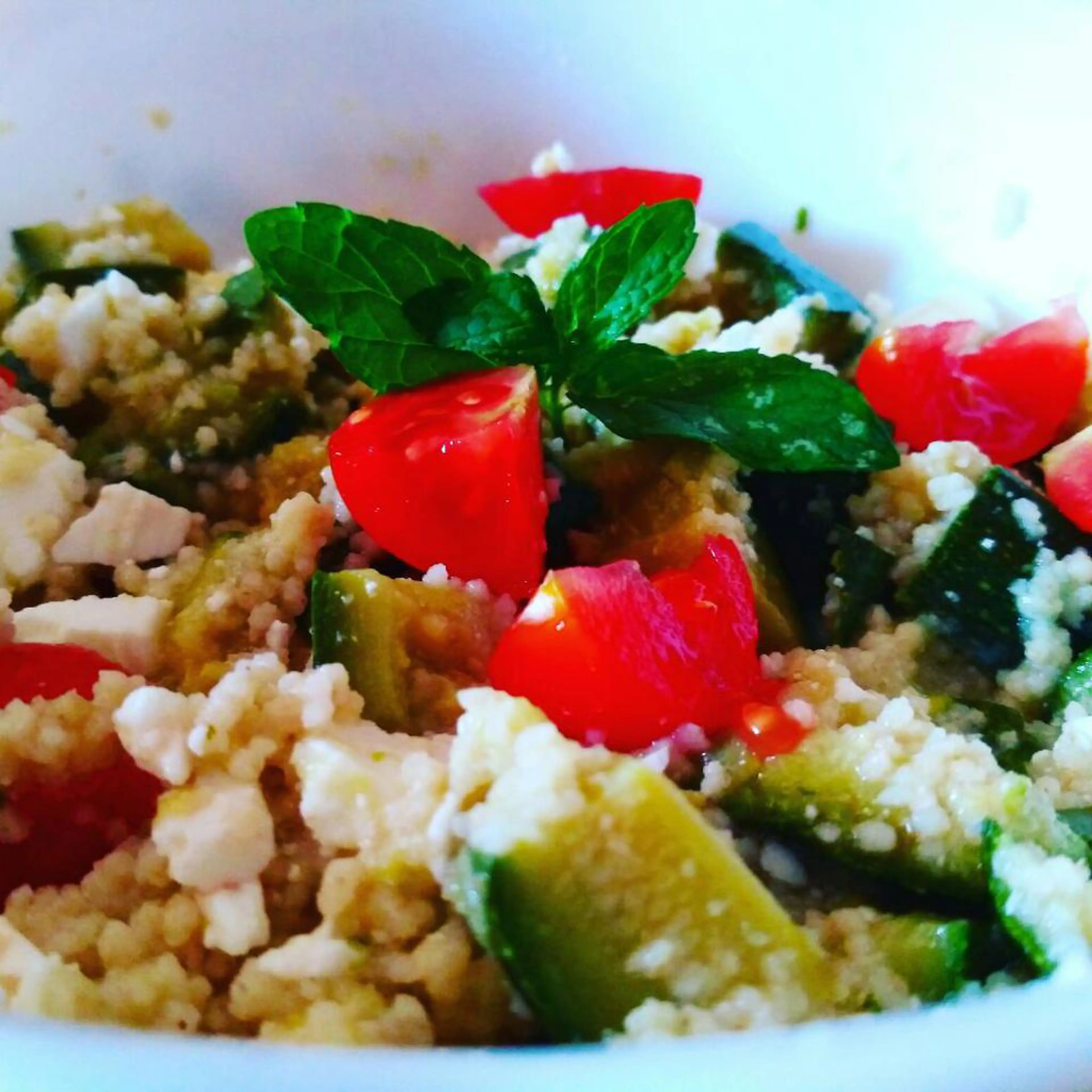 Couscous tricolor com feta, tomates e curgetes