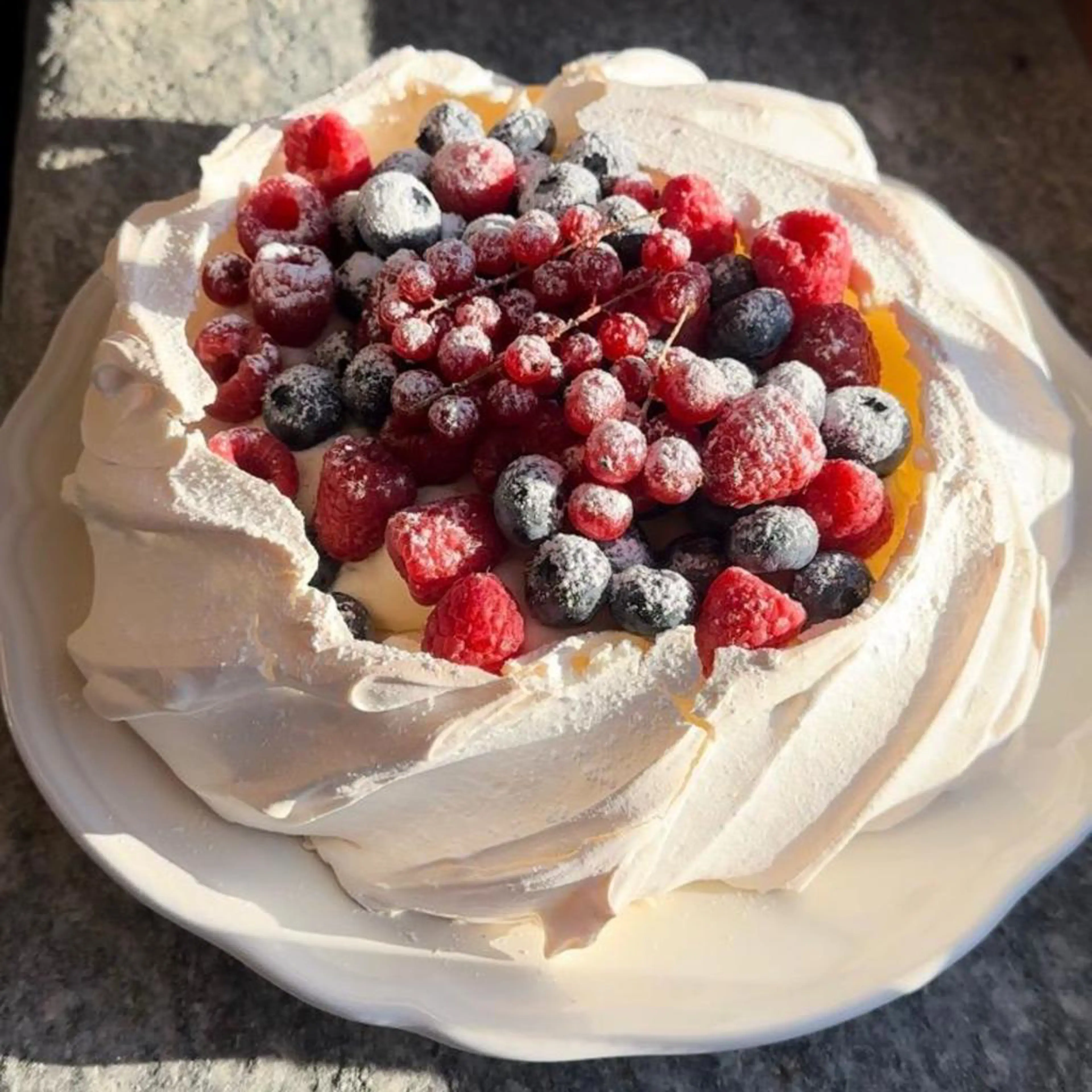 Pavlova con panna e frutta fresca