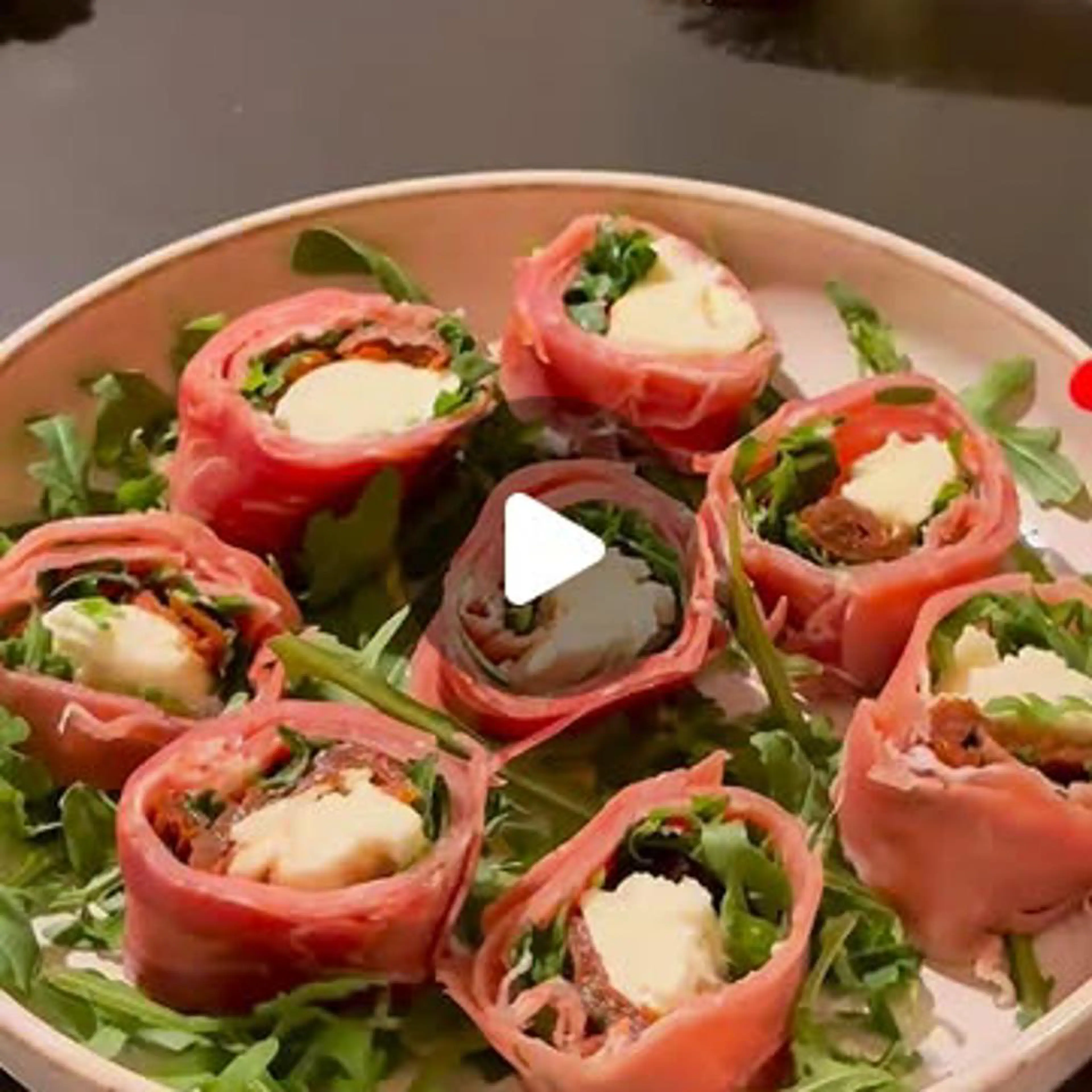 Raw ham, arugula, mozzarella and sun-dried tomato rolls
