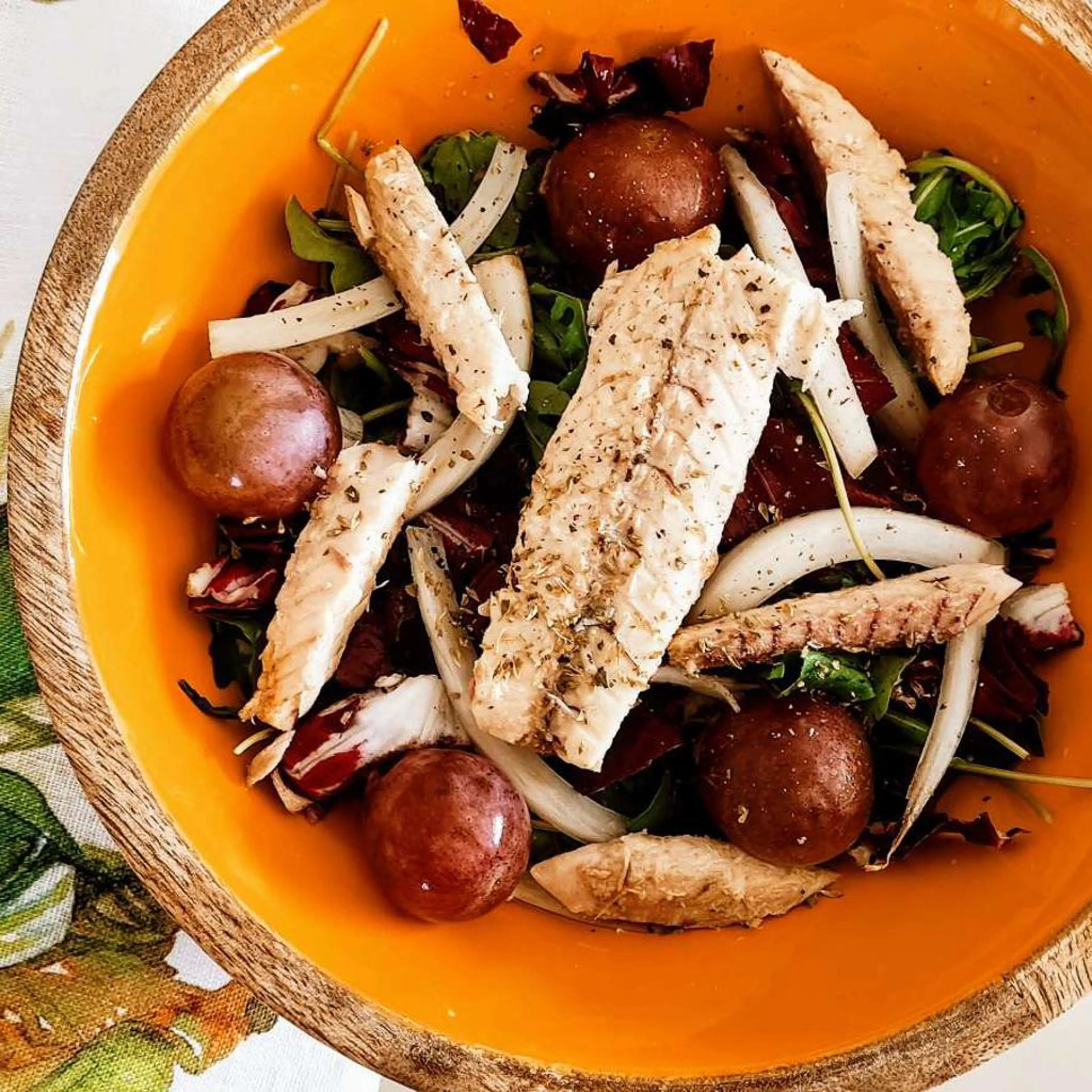 Insalata light con sgombro e uva rosa