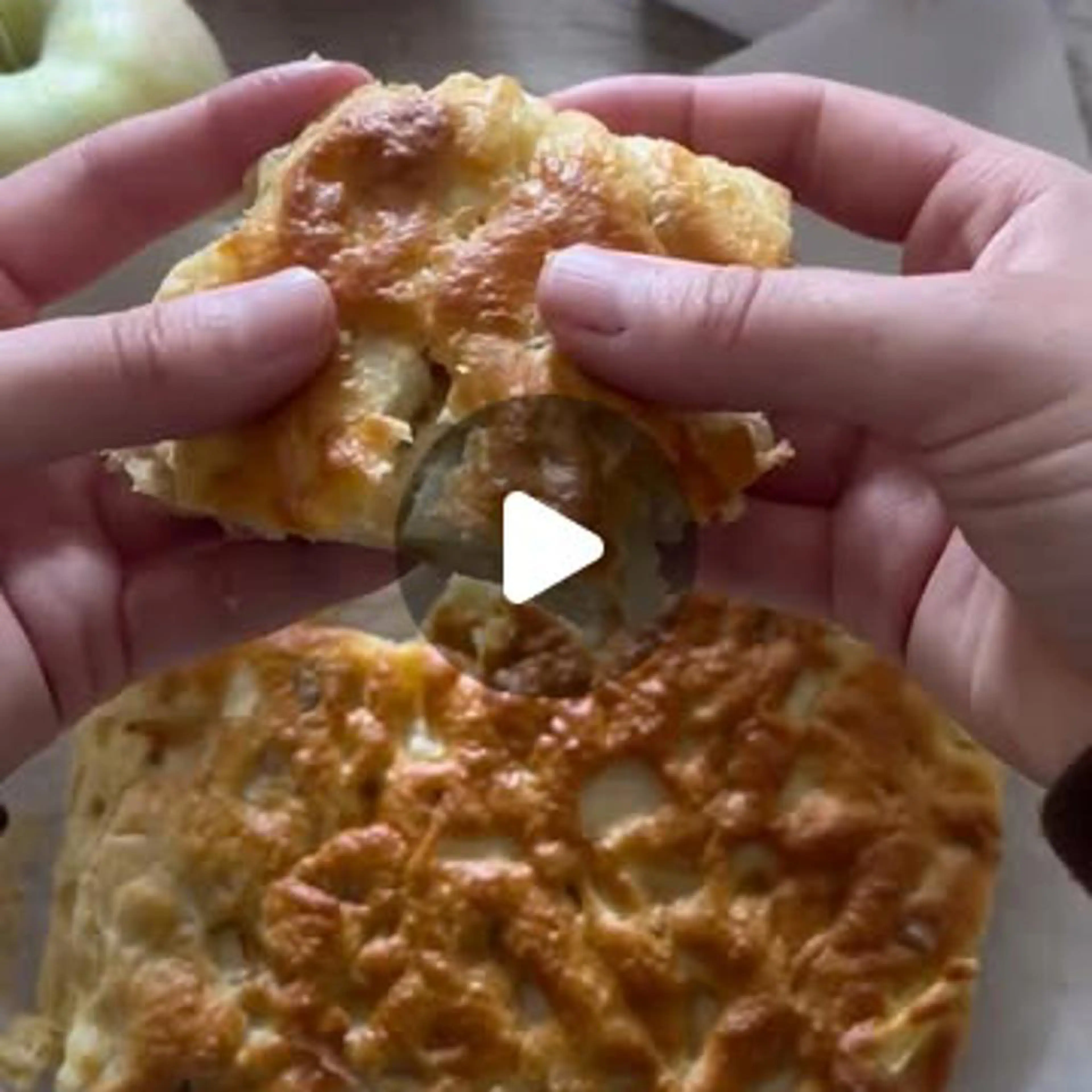 Bolo pequeno de maçã e nozes na fritadeira de ar