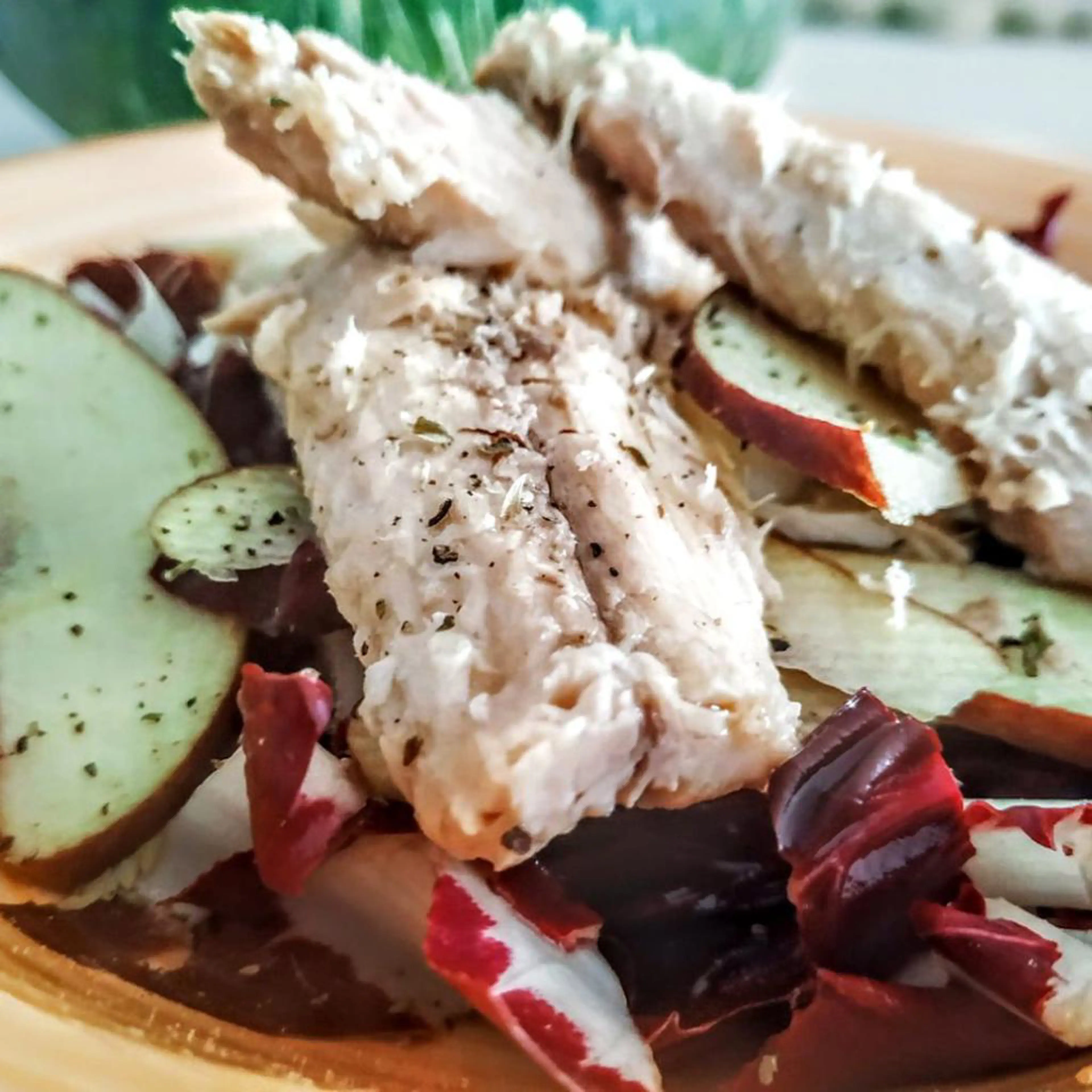 سلطة ماكريل وراديكيو وتفاح أحمر