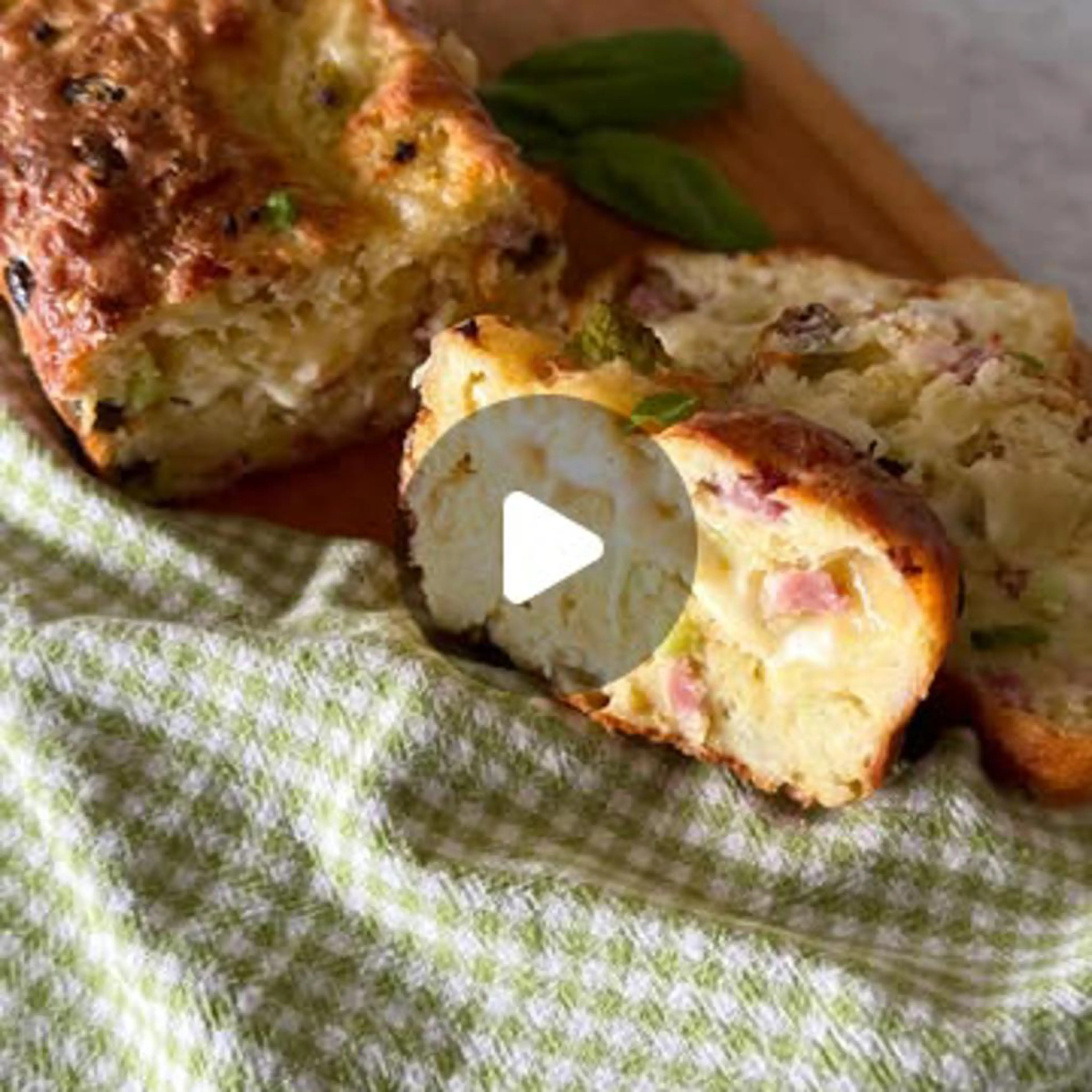 Savory plumcake with Romanesco cauliflower, smoked bacon and cheese
