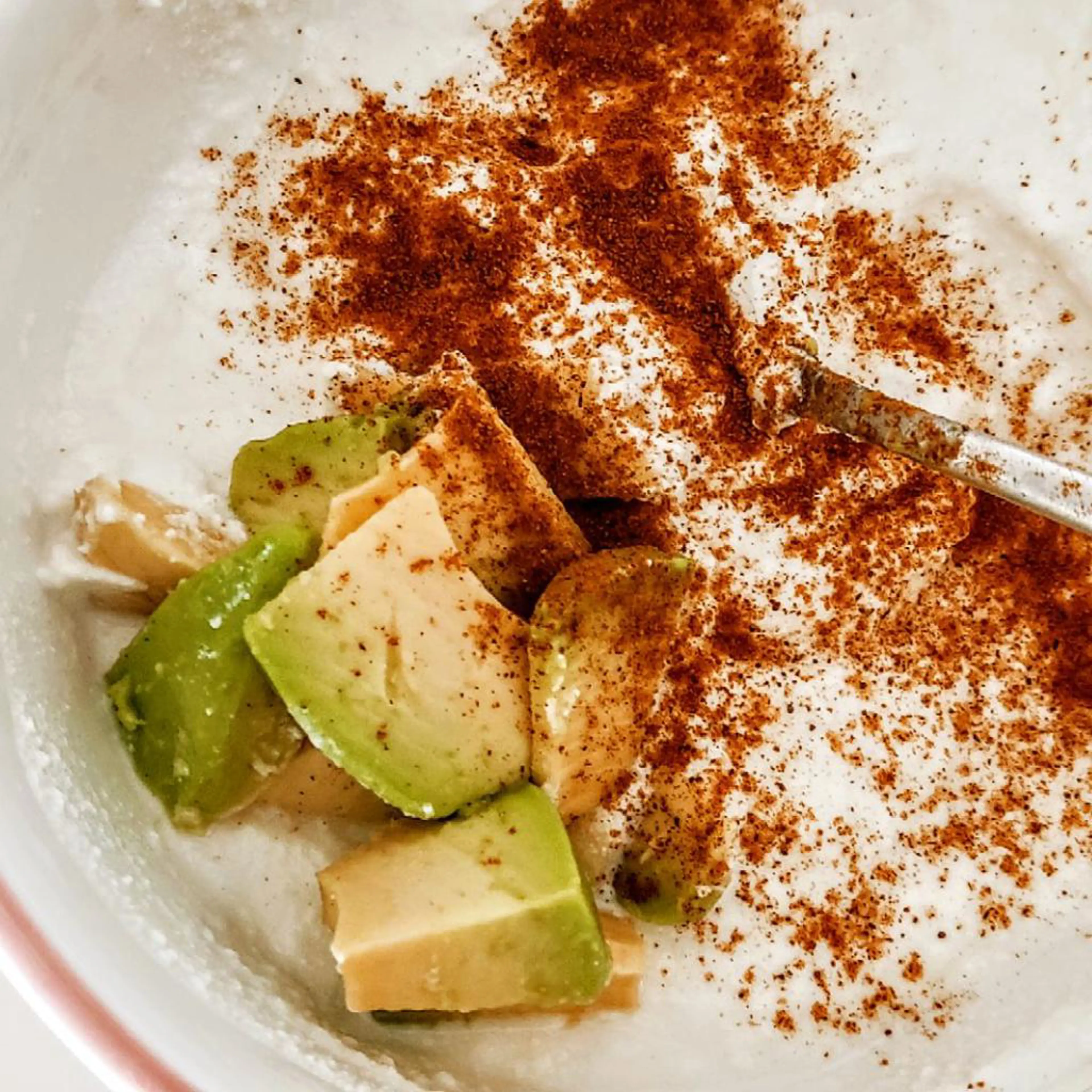 Light ricotta cream with cinnamon and avocado