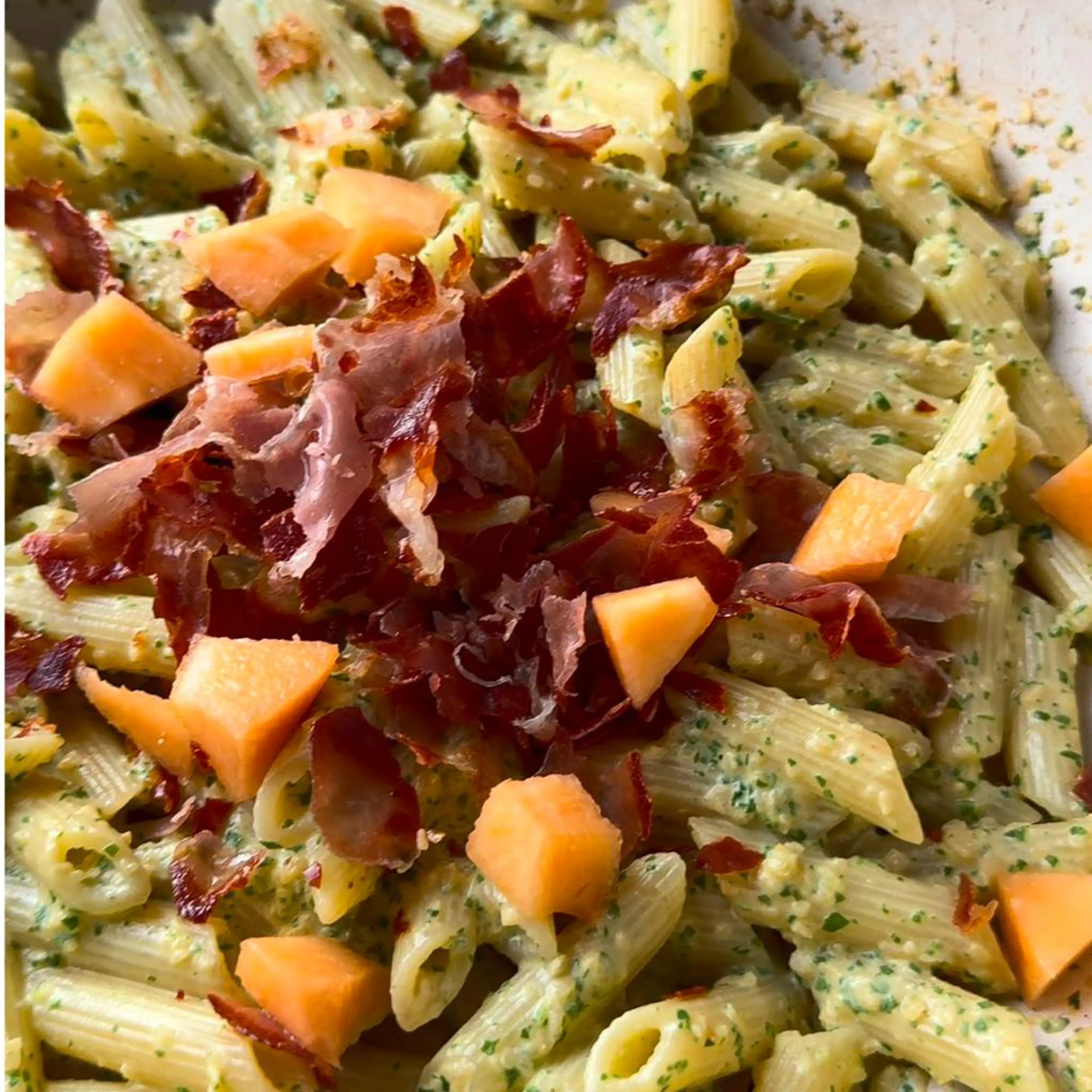 Cold or lukewarm pasta with robiola cream, melon, arugula and prosciutto crudo