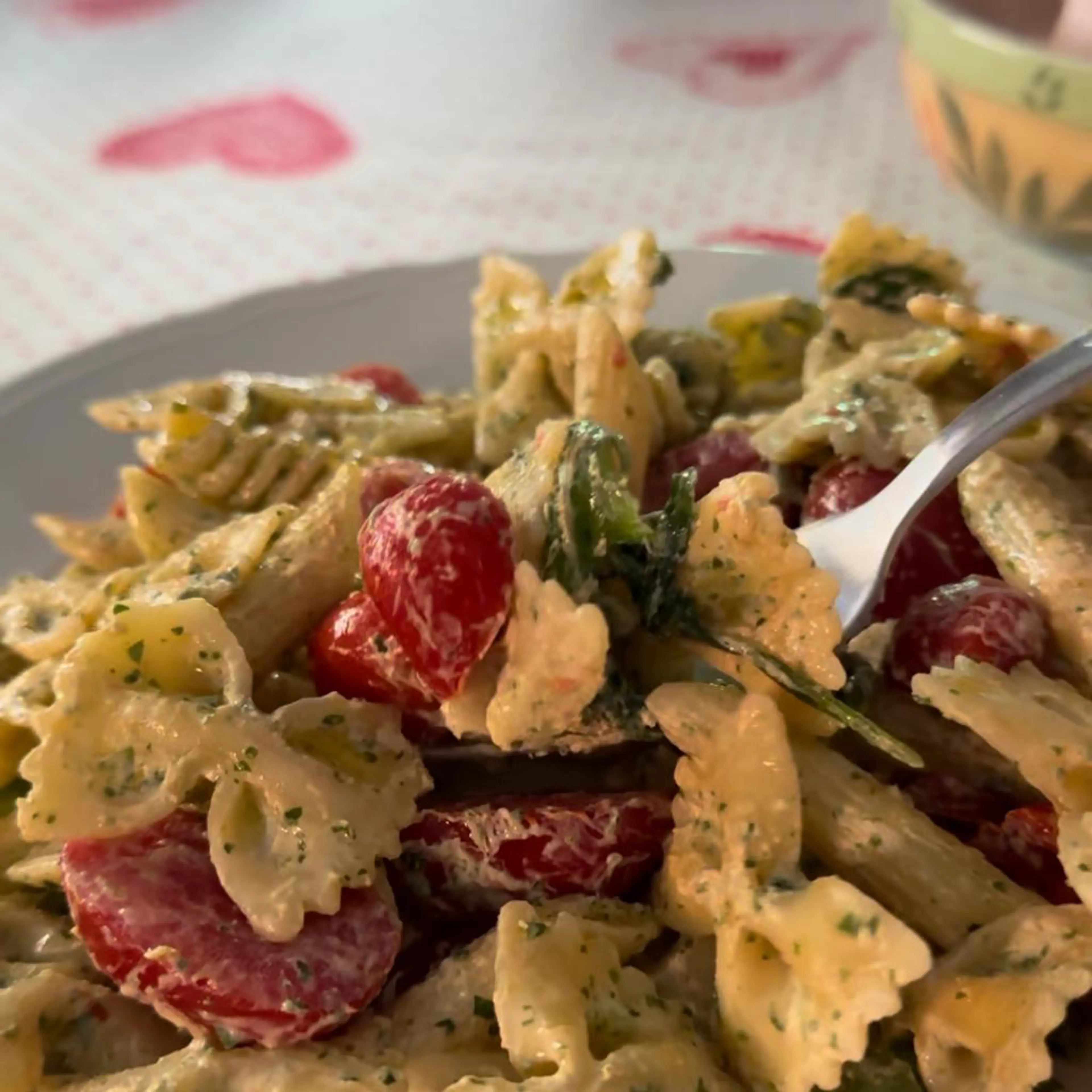 Cold pasta with roasted cherry tomatoes, feta and arugula