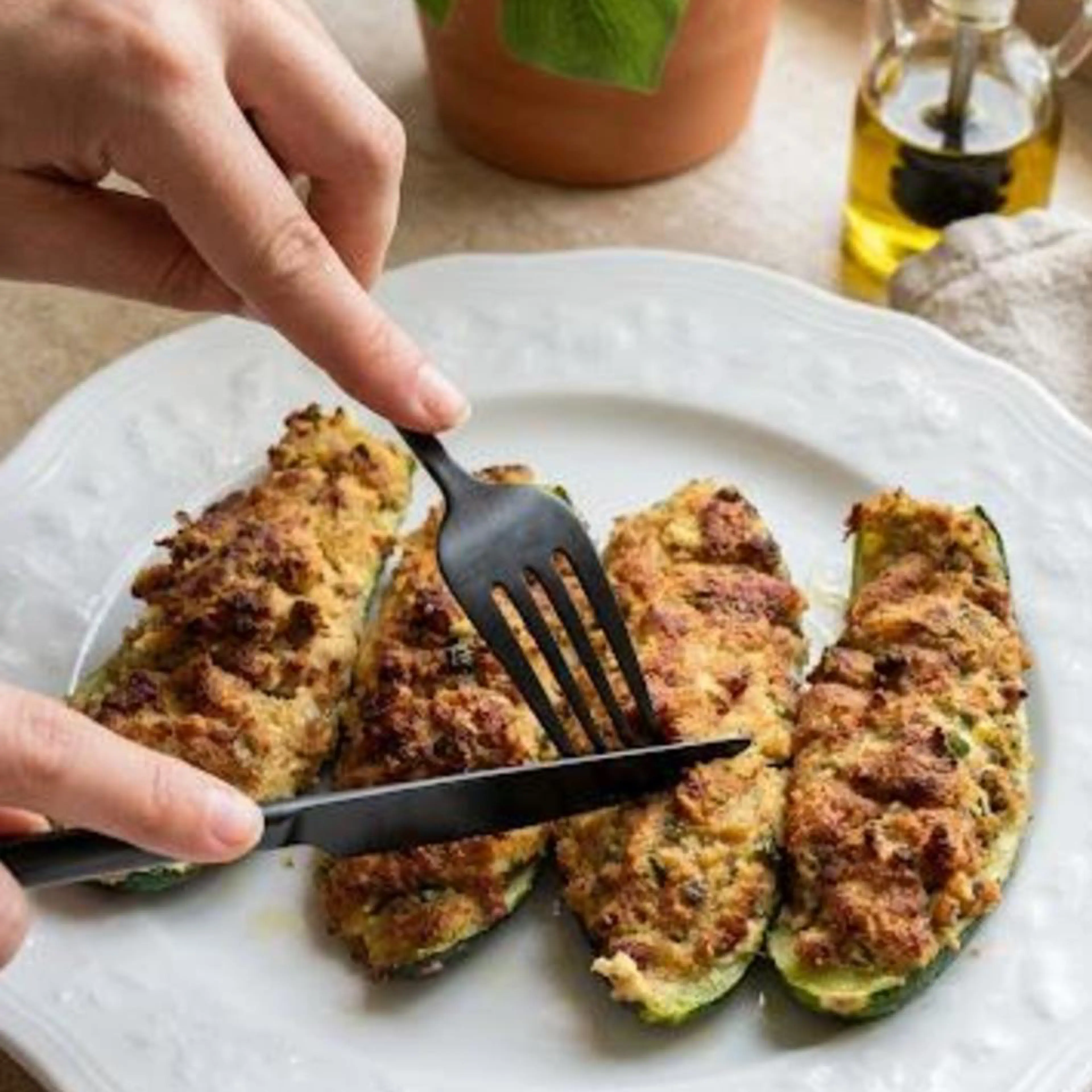 Zucchine ripiene con tonno, basilico e parmigiano