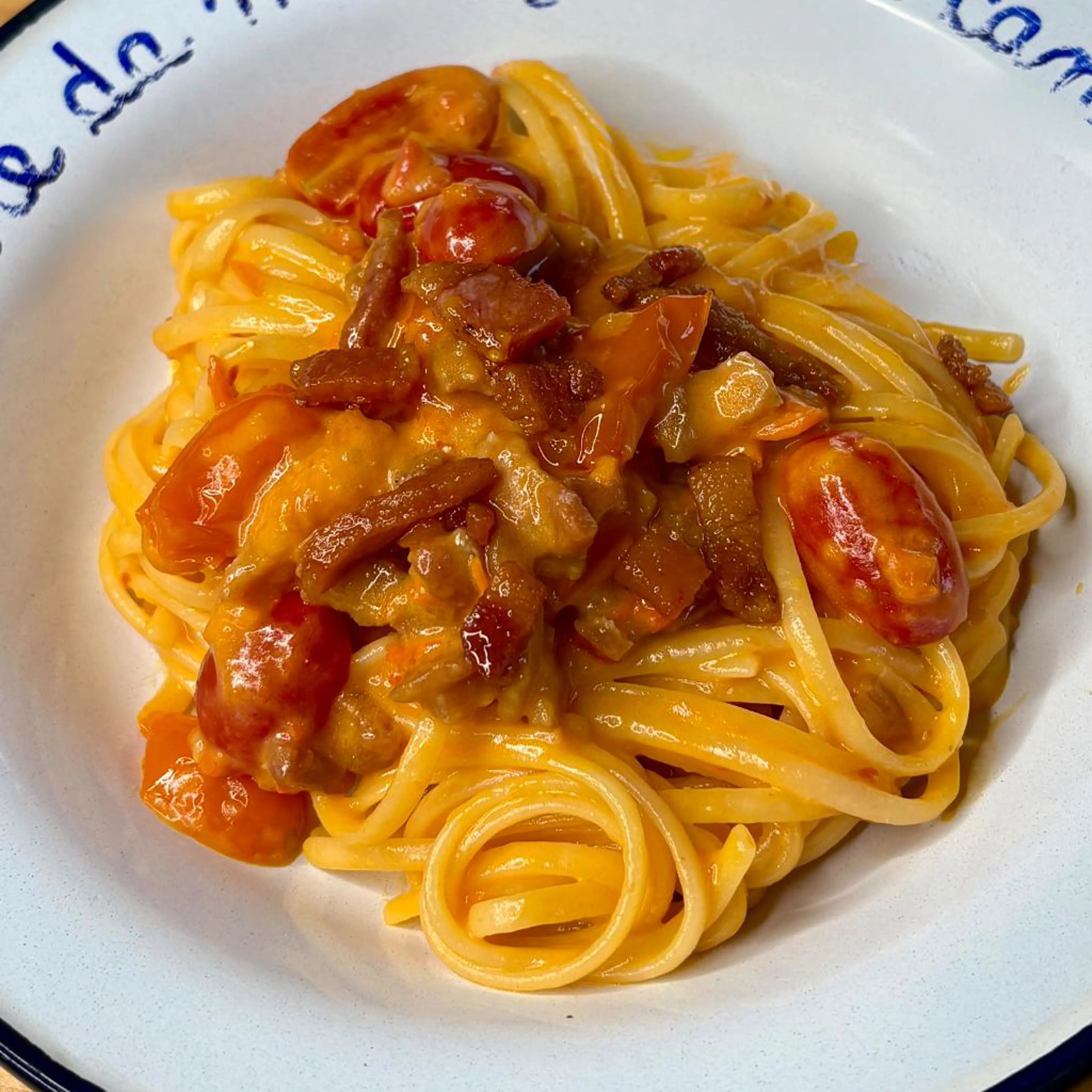 Pasta cremosa con pomodorini, taleggio e guanciale croccante