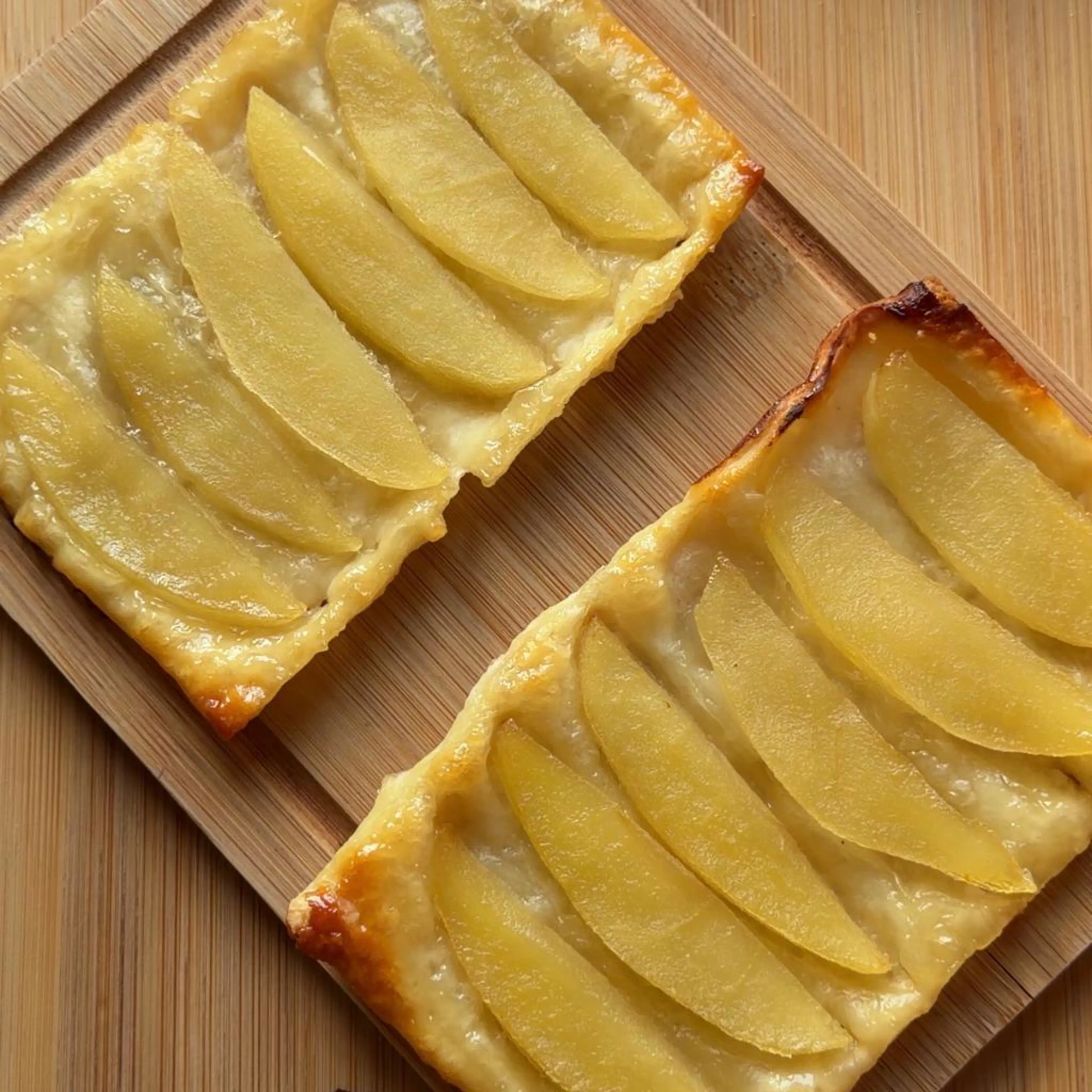 Torta rovesciata di mele, miele e pasta sfoglia