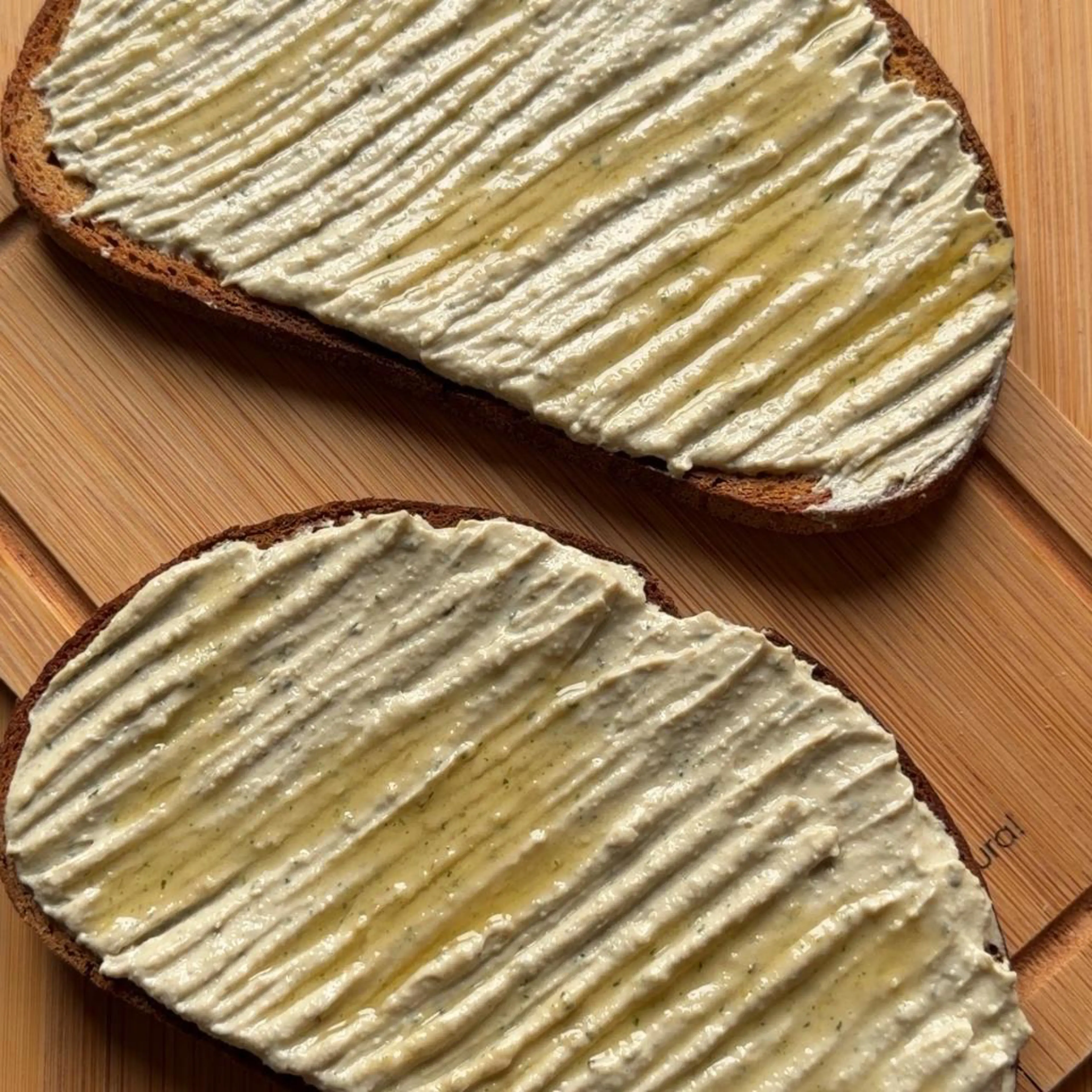Toast con crema di ricotta, olive, basilico e miele