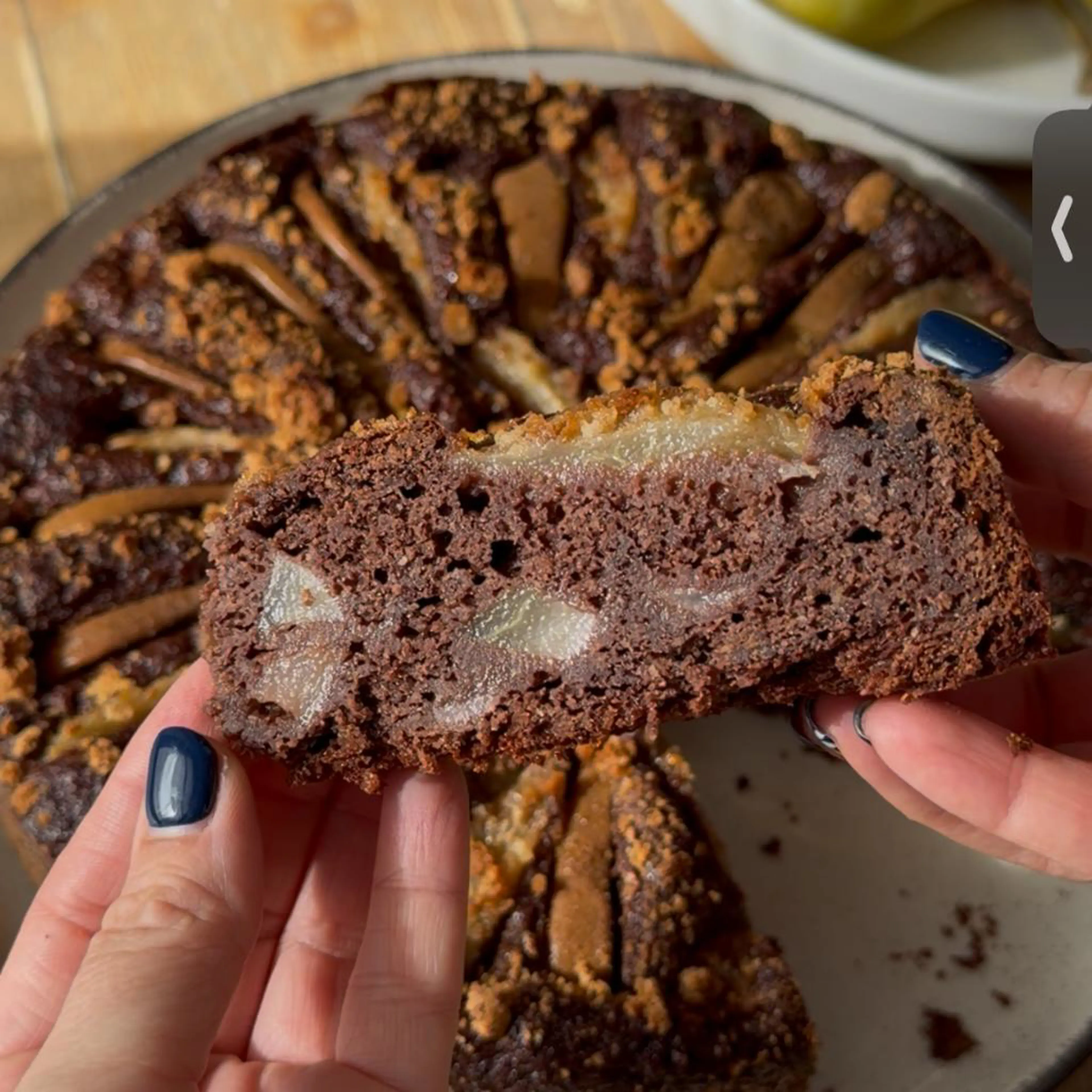 Tarta húmeda de peras, cacao y amaretti
