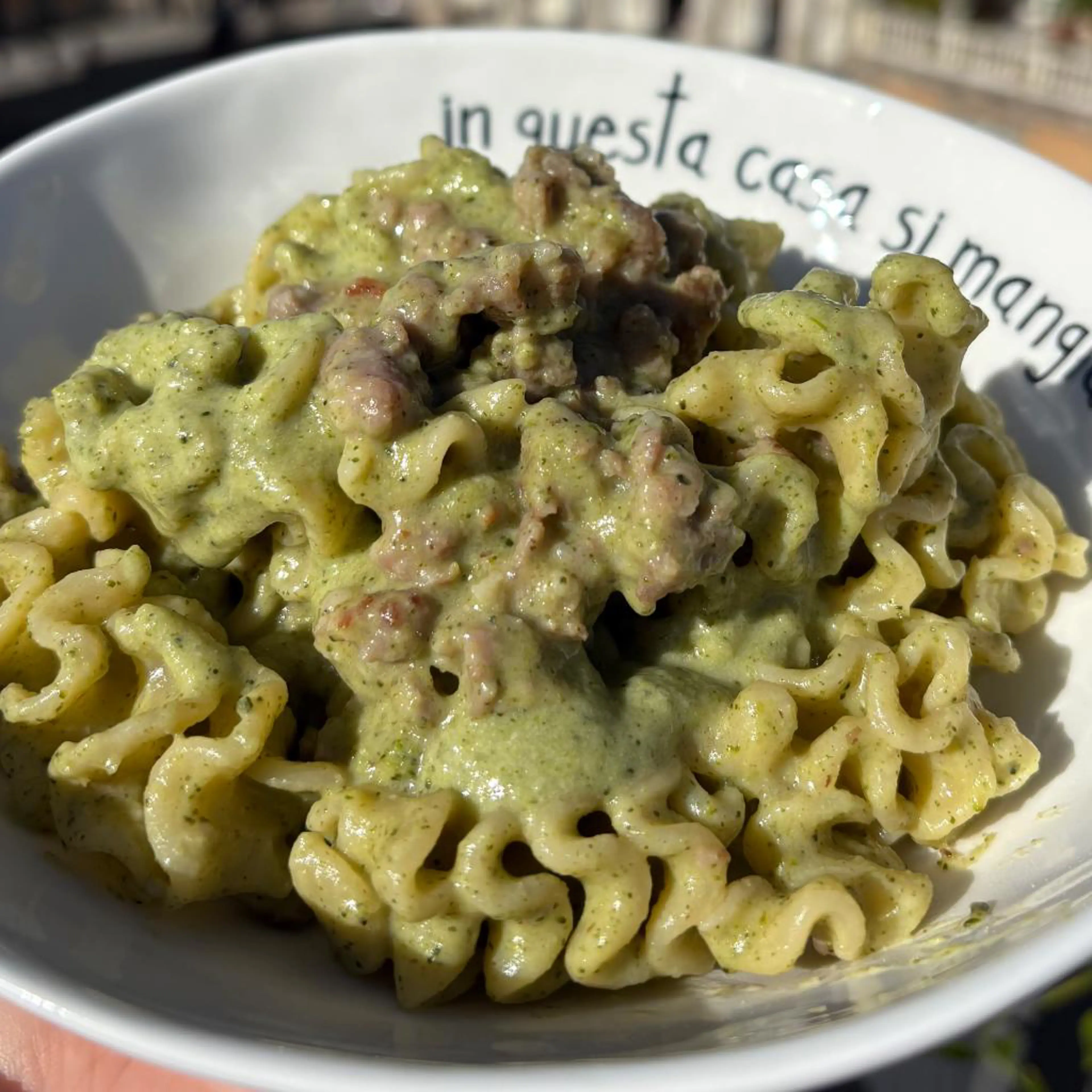 Pasta con crema di broccoli, gorgonzola e salsiccia